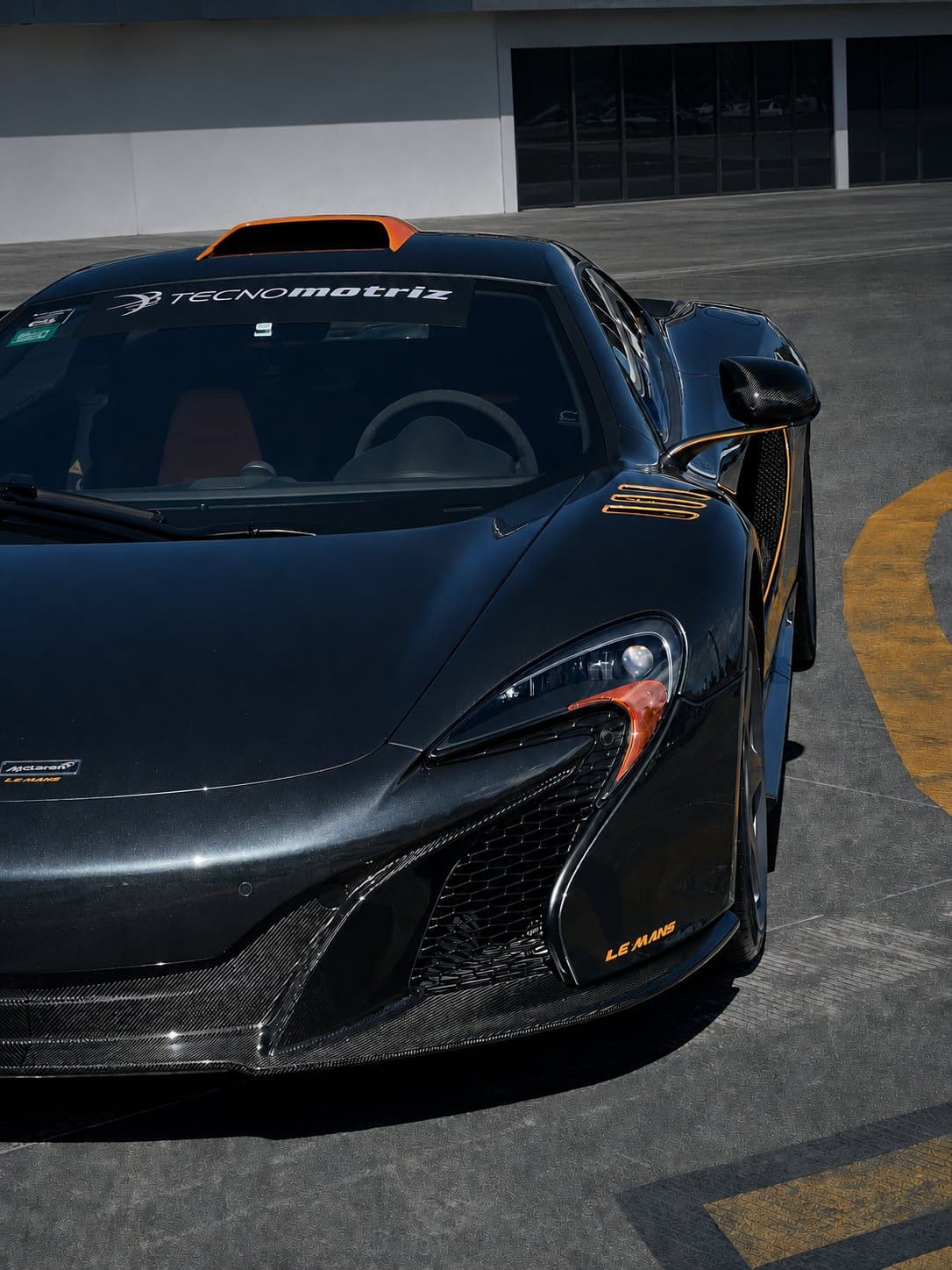 McLaren 675LT en una sesión automotriz en Costa Rica: frontal, faro y splitter de fibra de carbono.
